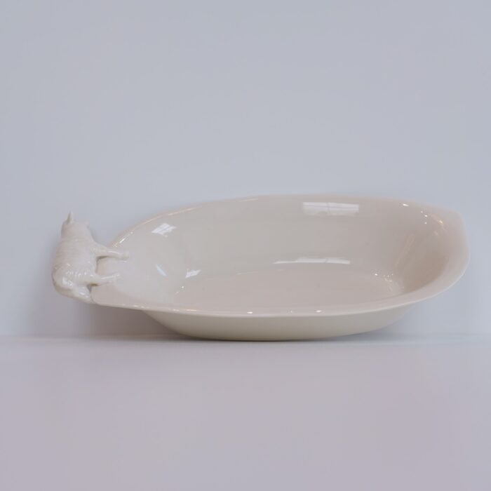 Ovalt porselensfat av Yukiko Kitahara