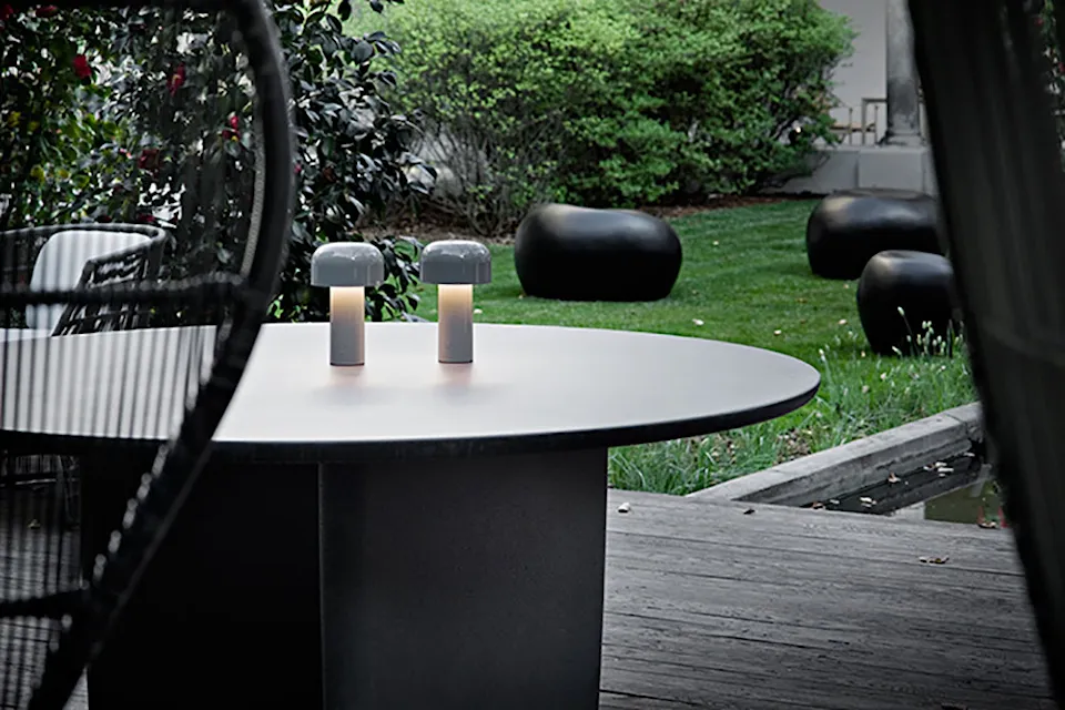 Bellhop oppladbar bordlampe fra Flos - Bilde 4